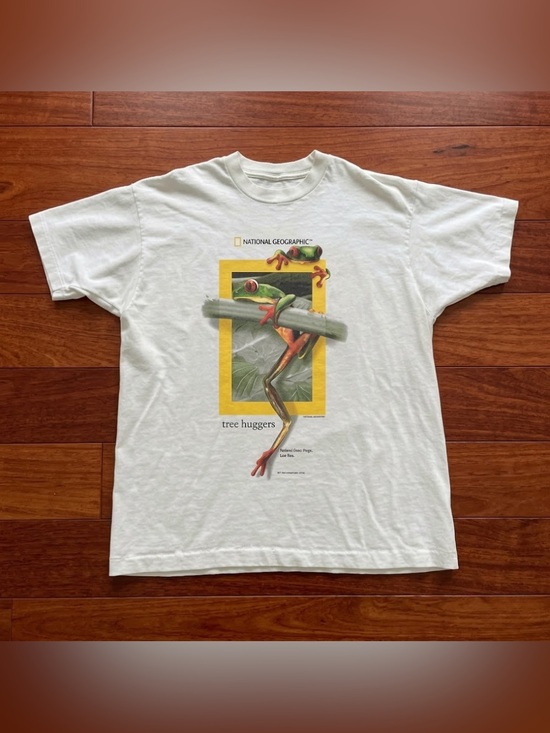 Gildan Other - National Geographic White Tee with Green/Red/Orange Tree Frog Graphic